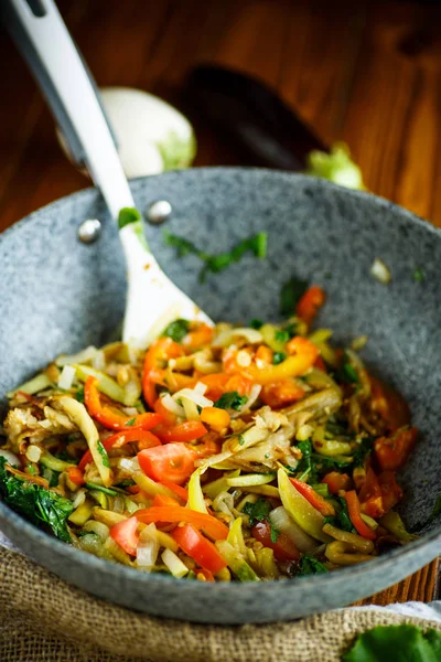 Ensalada caliente de verano de verduras fritas con tomates —  Fotos de Stock