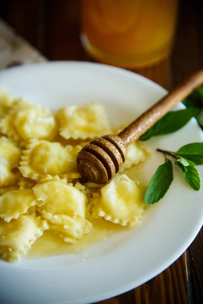 Hausgemachte süße Ravioli mit Quark und Honig — Stockfoto