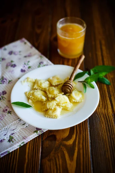 Homemade sweet ravioli with cottage cheese and honey — Stock Photo, Image