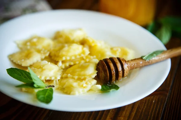 Homemade sweet ravioli with cottage cheese and honey — Stock Photo, Image