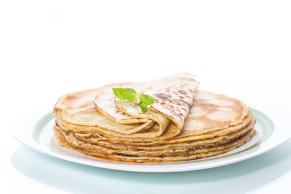 Tunn läckra pannkakor i en tallrik — Stockfoto