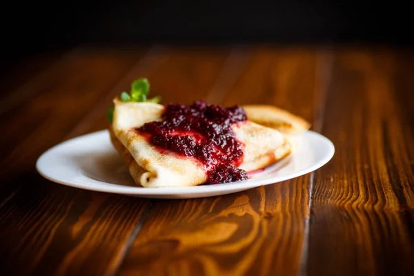 Tunn läckra pannkakor i en tallrik — Stockfoto