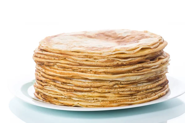 Fines crêpes délicieuses dans une assiette — Photo