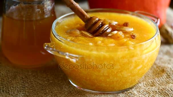 Porridge di zucca con uva passa e miele — Video Stock
