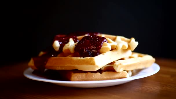 Waffles doces deliciosos com geléia — Vídeo de Stock