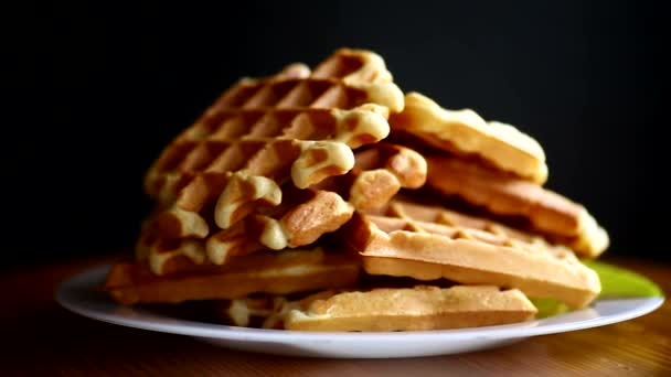 Waffles doces deliciosos com geléia — Vídeo de Stock