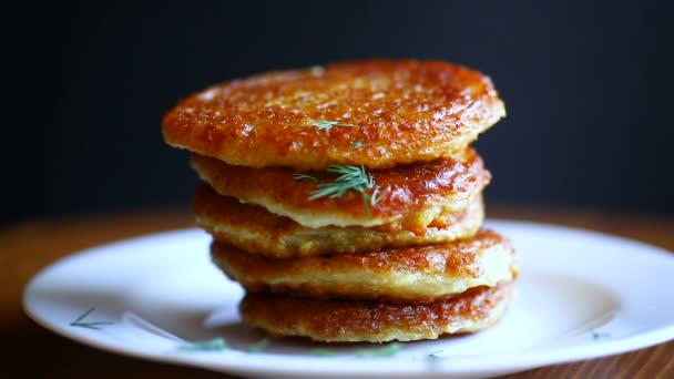 Potato pancakes with dill in a plate — Stock Video