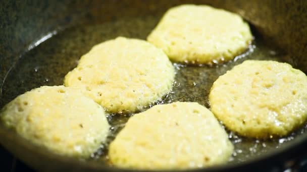 Aardappel pannenkoeken worden gebakken in zonnebloemolie — Stockvideo