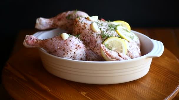 グラタン皿にスパイスでマリネした鶏の刺身 — ストック動画