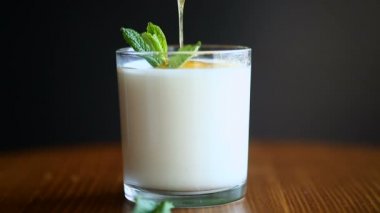 ahşap bir masa üzerinde bal tatlı ev yapımı yoğurt