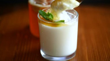 ahşap bir masa üzerinde bal tatlı ev yapımı yoğurt