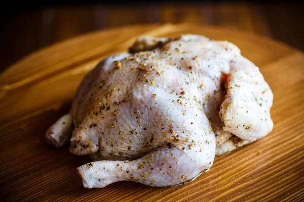 Ωμό κοτόπουλο μαριναρισμένο με μπαχαρικά — Φωτογραφία Αρχείου
