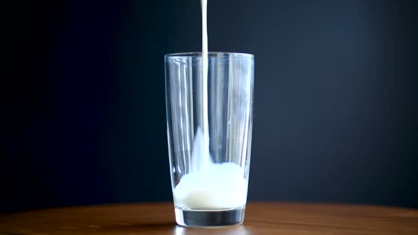 Φρέσκο Γάλα Χύνεται Ένα Ποτήρι Ζέσεως — Αρχείο Βίντεο