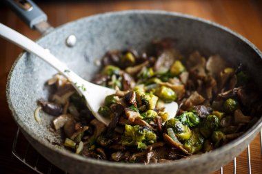 Brüksel lahanası mantar ile kavrulmuş