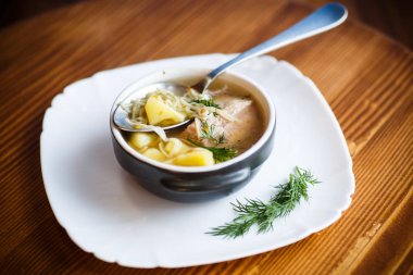 sıcak bir kase içinde ev yapımı erişte çorbası