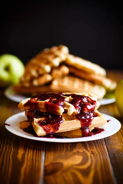 Leckere süße Waffeln mit Marmelade — Stockfoto