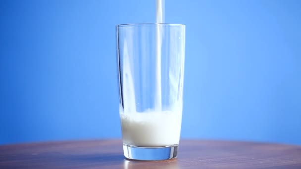 Verse melk in een glas — Stockvideo