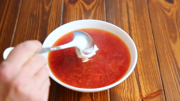 Φρέσκια ζεστή σούπα με λαχανικά και παντζάρι — Αρχείο Βίντεο