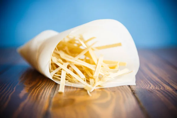 Ev yapımı yumurta noodle bir kağıt paket — Stok fotoğraf