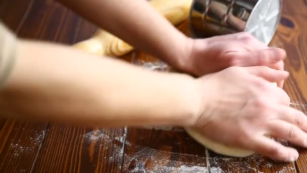 Las manos de las mujeres amasan la masa — Vídeos de Stock