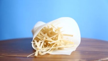 ev yapımı yumurta noodle bir kağıt paket