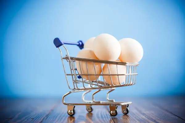 Einkaufswagen voll mit Eiern — Stockfoto