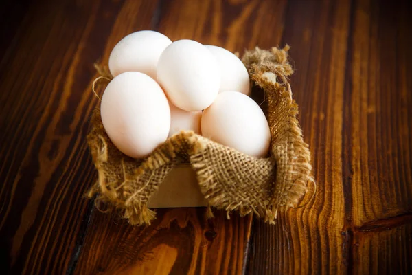 卵と黄麻布の箱 — ストック写真