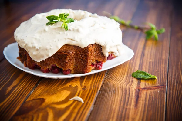 Nagy édes méz torta tejszínes — Stock Fotó