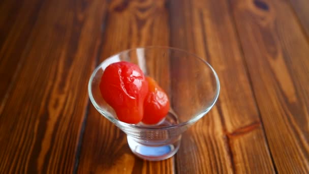 Reife rote marinierte Tomaten in einer Glasschüssel — Stockvideo