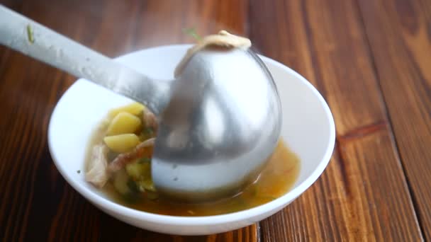 Гарячий суп у тарілці та каструлі — стокове відео