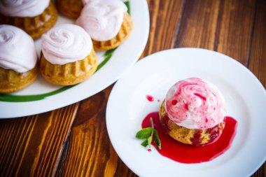 berry kremalı tatlı çörek