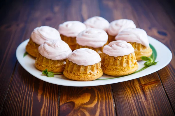 Magdalenas dulces con crema de bayas — Foto de Stock