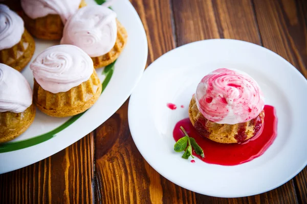 Sweet muffins with berry cream — Stock Photo, Image