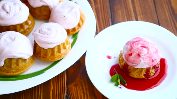 Muffin dolci con crema di bacche — Video Stock