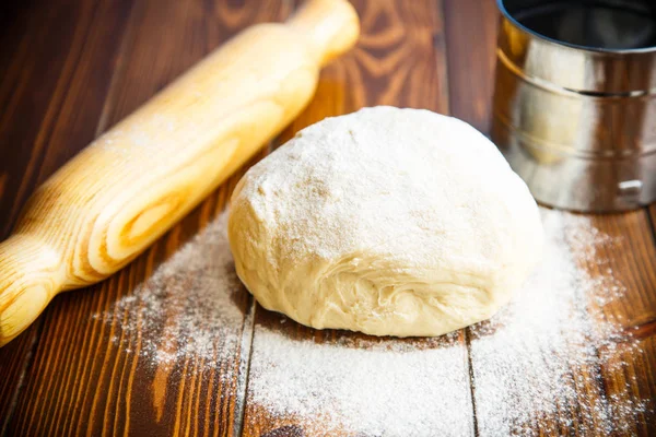 Pâte crue fraîche avec rouleau à pâtisserie — Photo