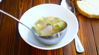 bir tabak ve bir tencereye sıcak çorba