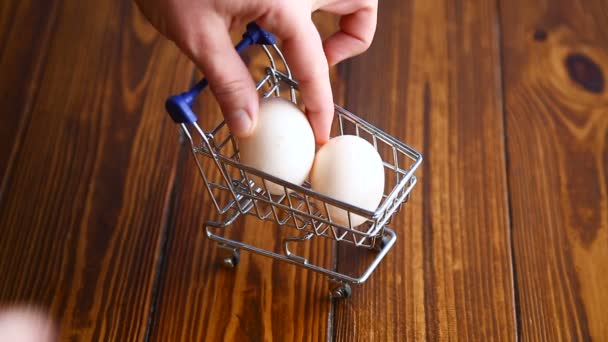Winkelmandje vol met eieren — Stockvideo