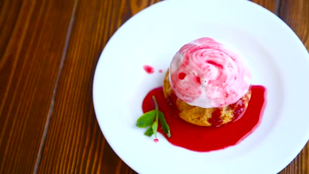 Berry kremalı tatlı çörek — Stok video
