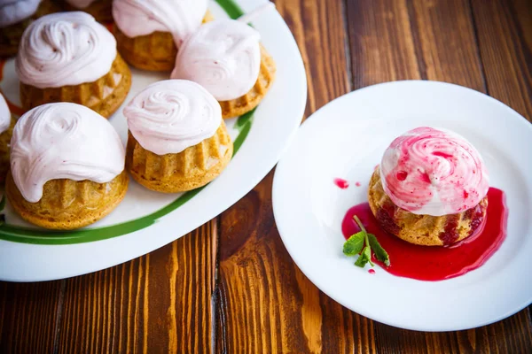 Muffins doces com creme de baga — Fotografia de Stock