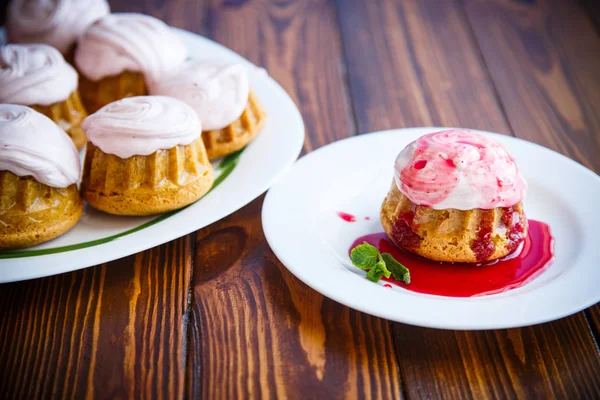 Zoete muffins met berry crème — Stockfoto