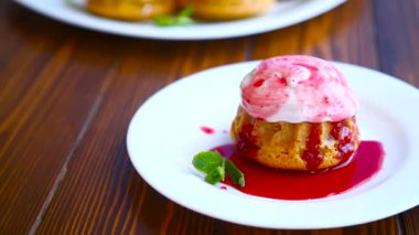 berry kremalı tatlı çörek