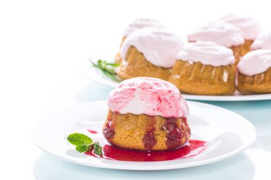 berry kremalı tatlı çörek