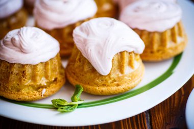 berry kremalı tatlı çörek