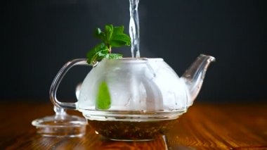 bir cam çaydanlık sıcak çay