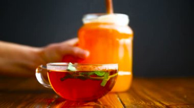 bir cam fincan bal ile sıcak çay