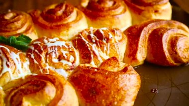 reçel ve krema ile tatlı buns