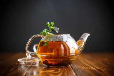 bir cam çaydanlık sıcak çay