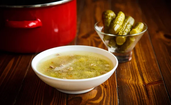 Sopa rassolnik en un tazón —  Fotos de Stock