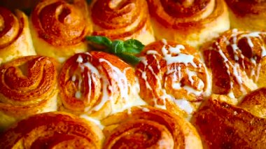 reçel ve krema ile tatlı buns