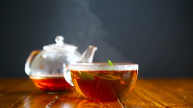 bir cam çaydanlık sıcak çay